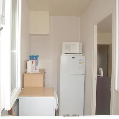 Studio, Proche Et Commerces, Balcon Ferme, Quartier Calme, Parking Prive - Fr-1-323-422 *